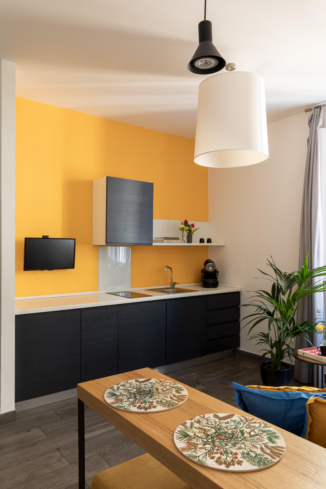 Angolo cottura attrezzato dell’Appartamento Aurora con piastra a induzione, lavastoviglie e mini frigo – Now Apartments Roma centro storico