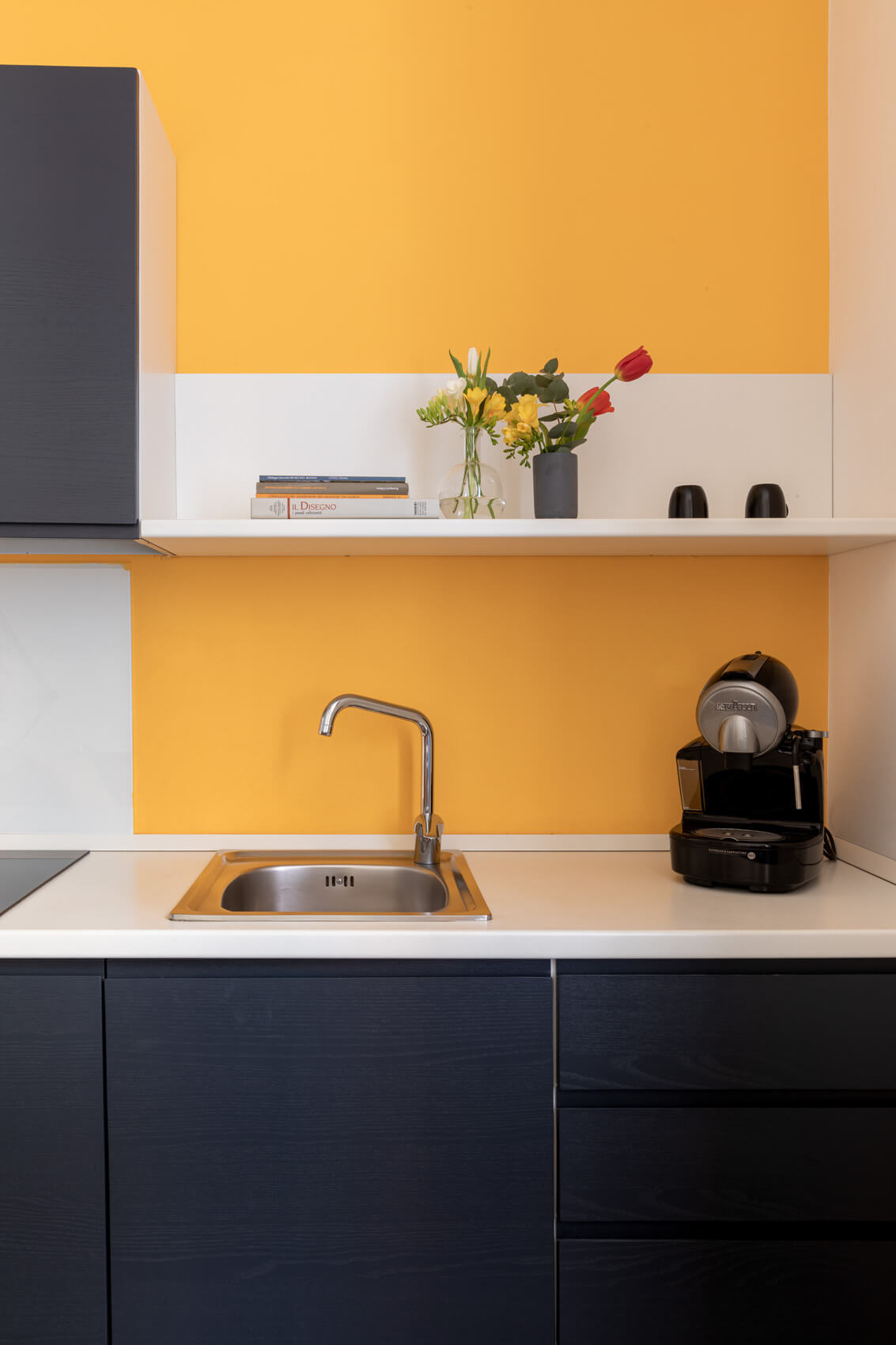 Dettaglio della cucina dell’Appartamento Aurora con macchina per il caffè e piano a induzione – aparthotel Roma centro