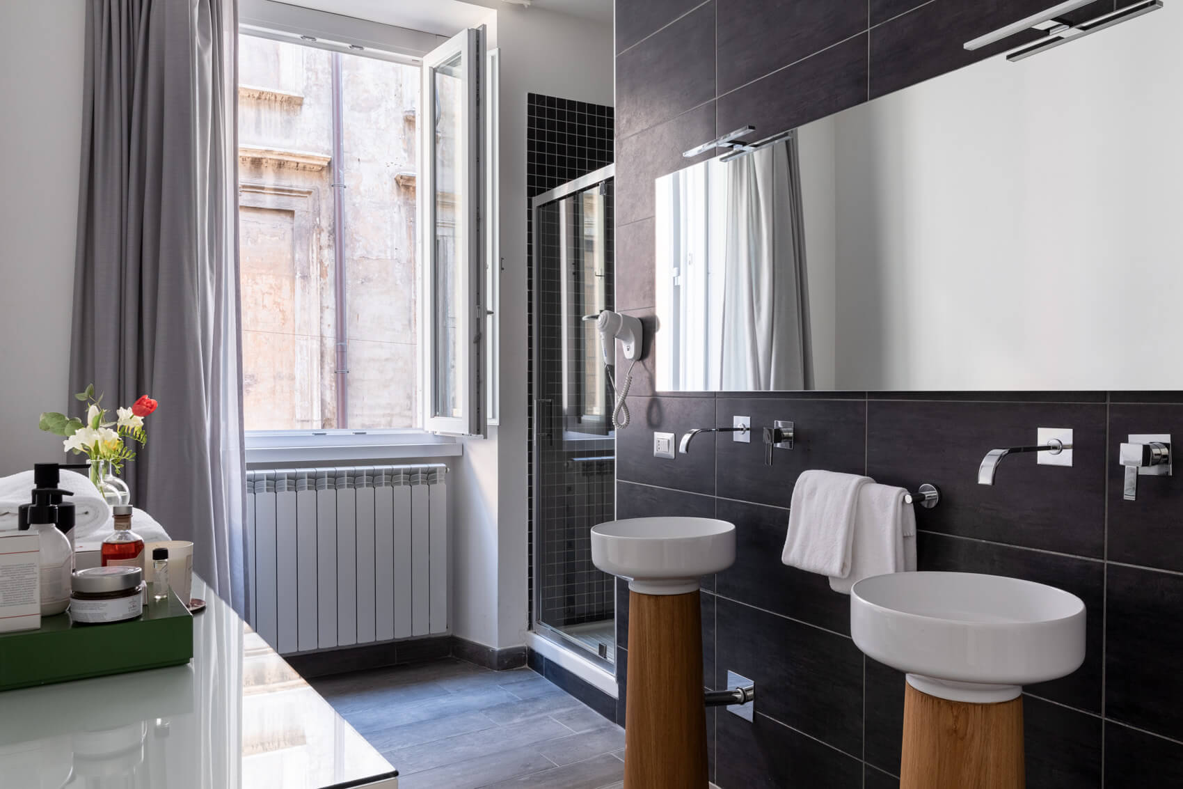 Bagno moderno dell’Appartamento Aurora a Now Apartments Roma centro