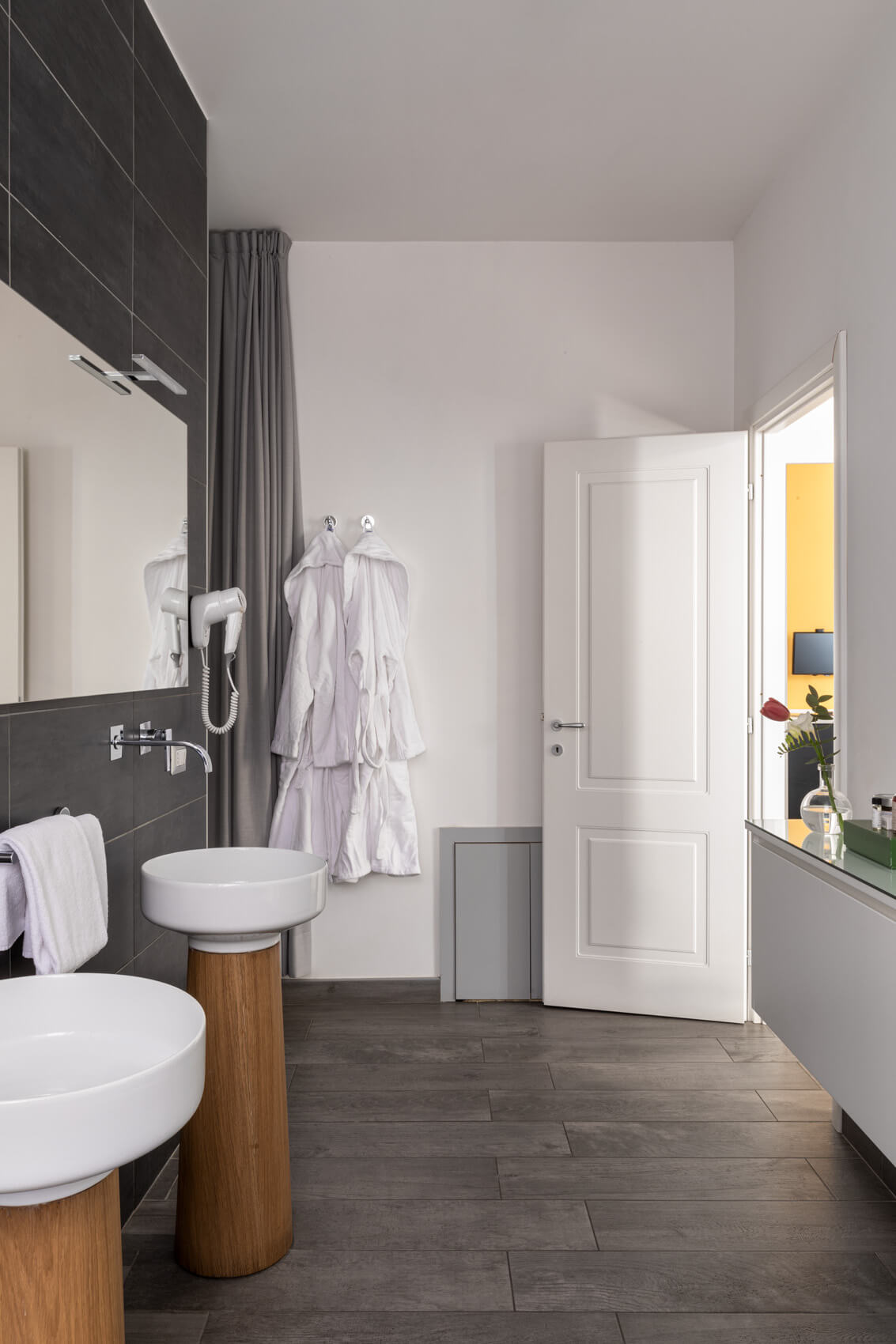 Bagno privato dell’Appartamento Aurora con doccia e specchio illuminato – Now Apartments Roma centro storico