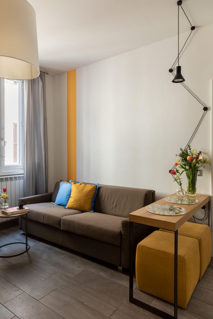 Salotto con divano letto nell’Appartamento Deluxe Aurora – Now Apartments Roma centro storico