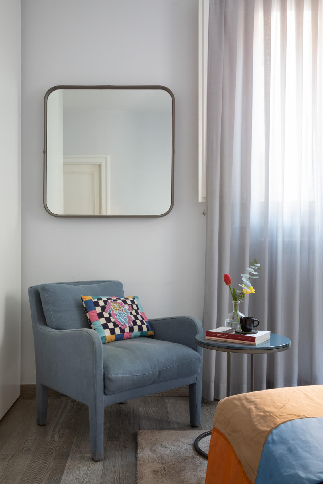 Casa vacanze Now Apartments a Roma centro: camera da letto con poltrona e tavolino