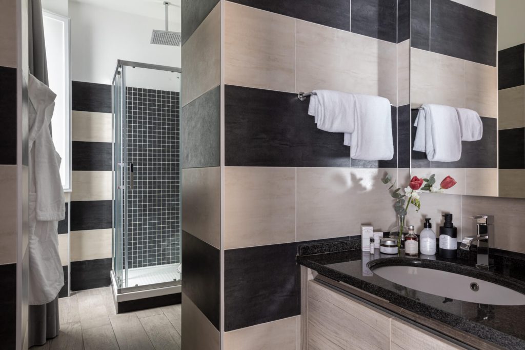 Bagno Superior con doppio lavello e box doccia negli appartamenti Now Apartments a Roma centro