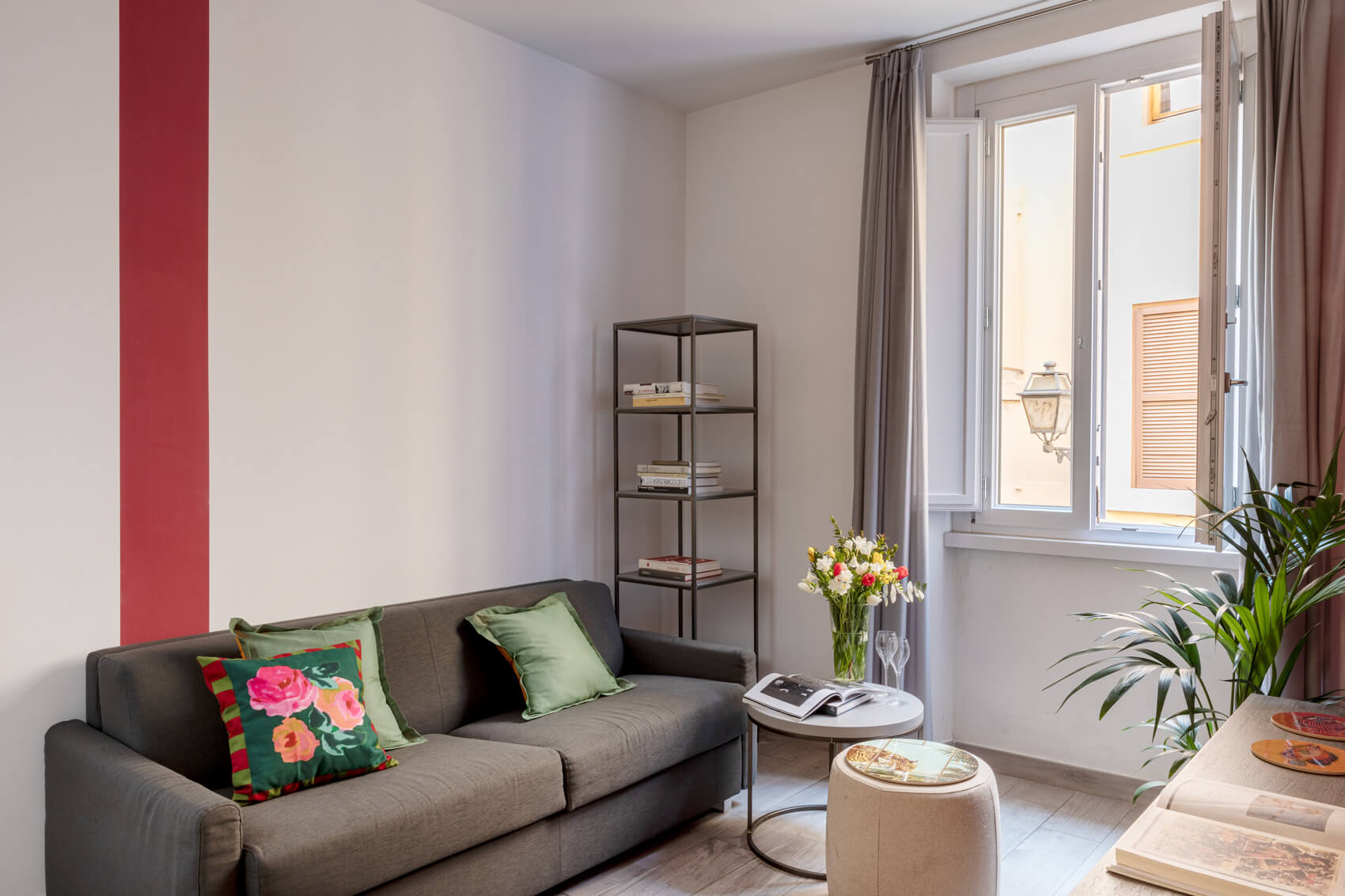 Salotto dell’Appartamento Deva con divano letto a Now Apartments Roma centro