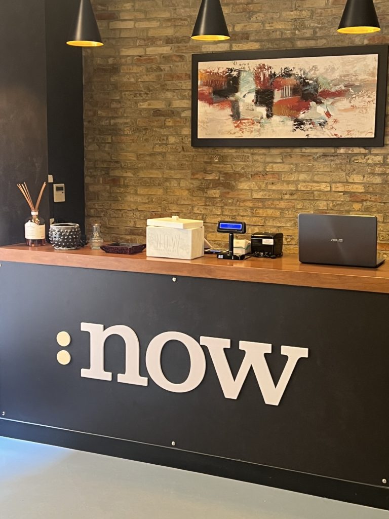 Bancone della reception di Now Apartments