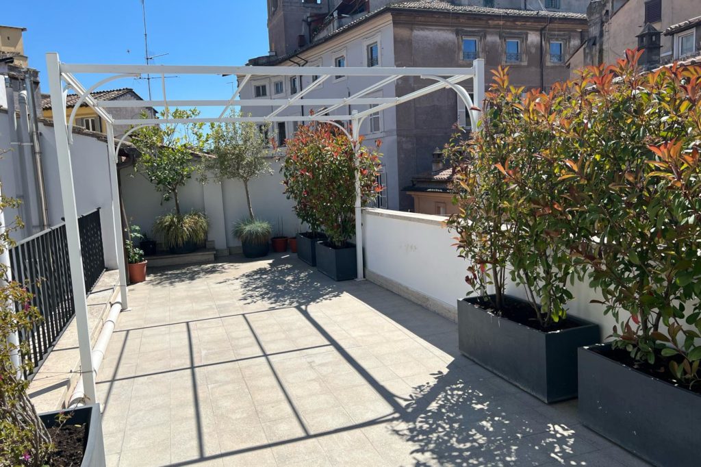Terrazza panoramica di Now Apartments senza arredi nel centro di Roma