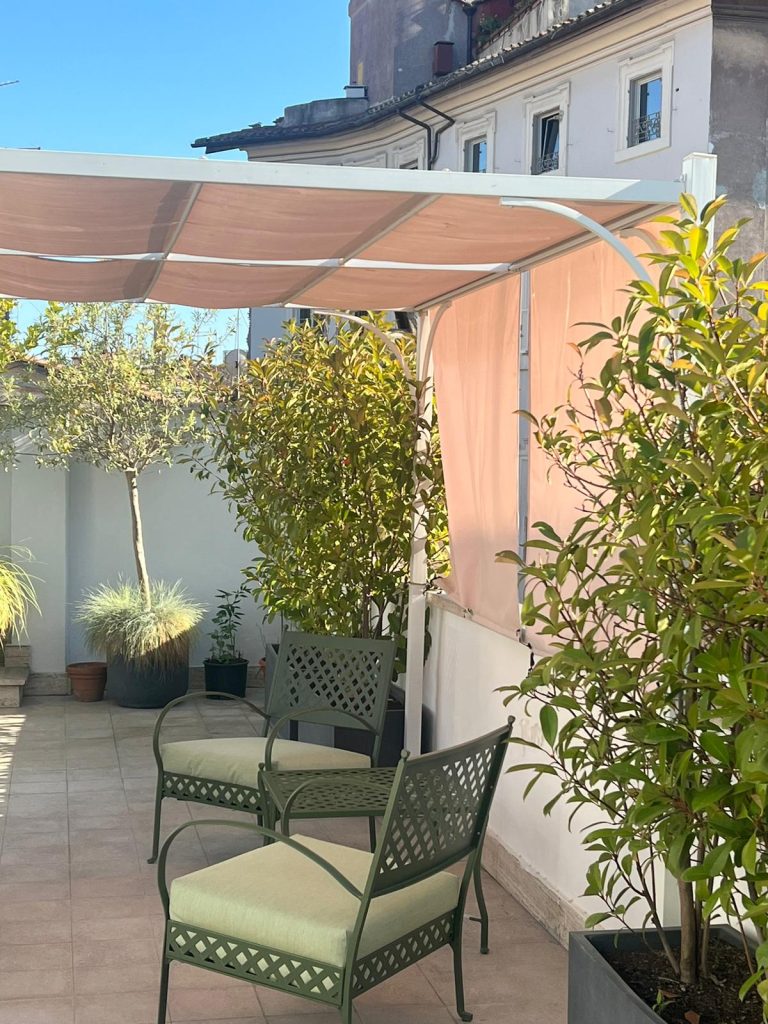 Area lounge della terrazza Now Apartments con sedute e piante