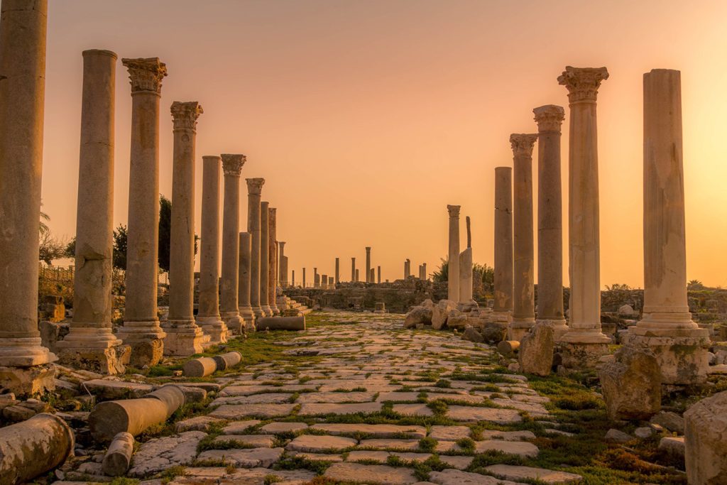 Strada antica del Foro Romano con colonne ai lati