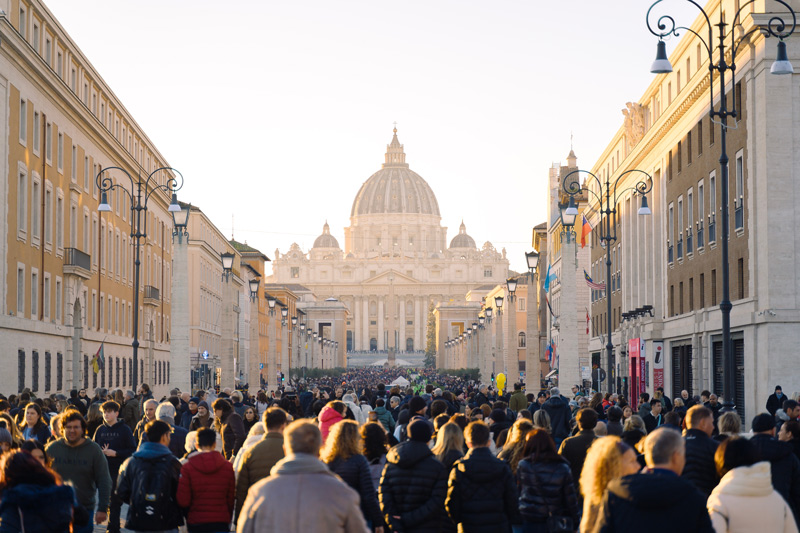 Via della Conciliazione affollata con la Basilica di San Pietro sullo sfondo