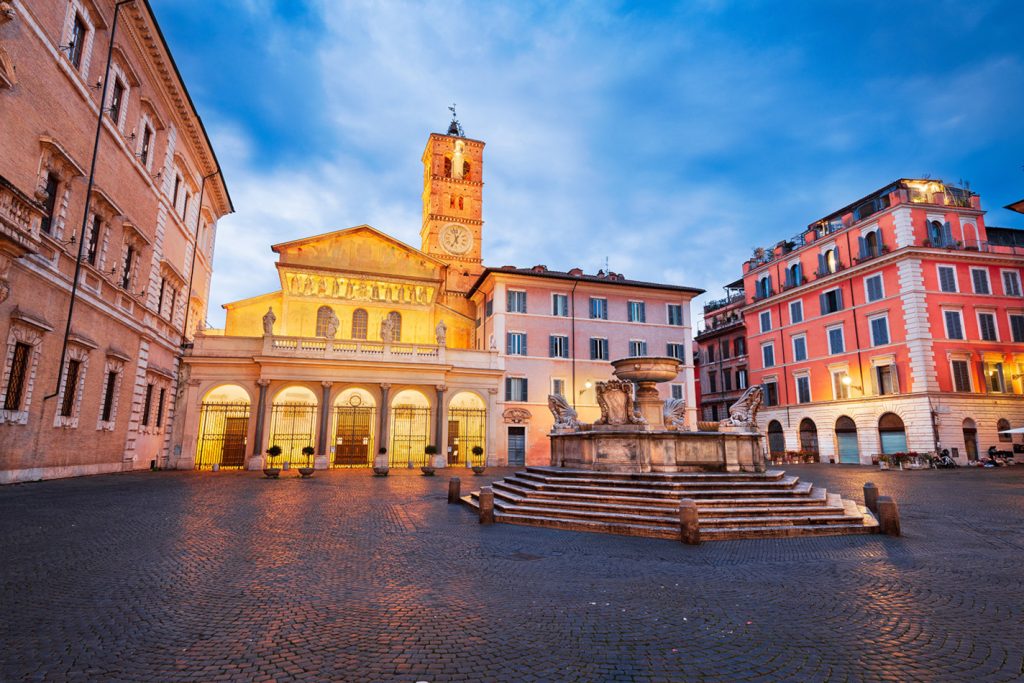Piazza di Santa Maria in Trastevere con la basilica