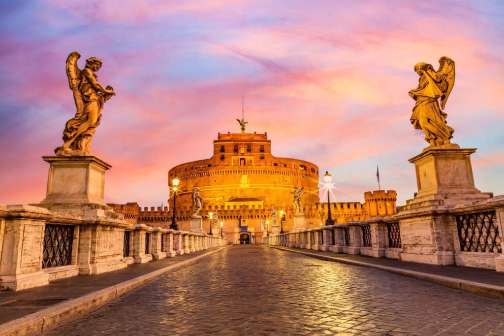 Le pont Saint-Ange à Rome au coucher du soleil