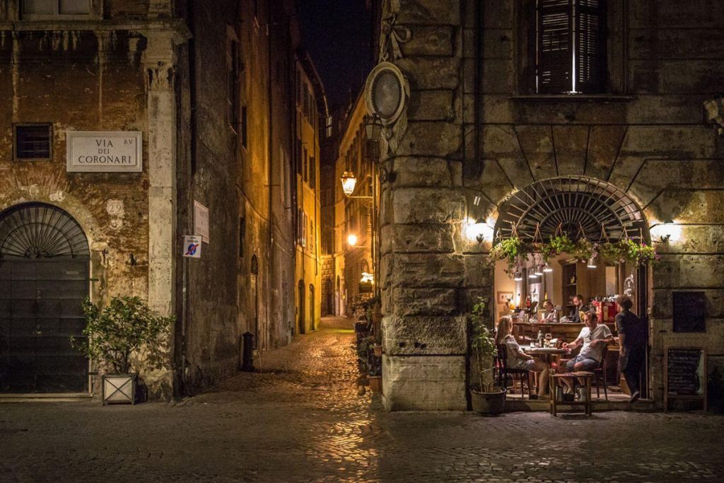 Vue de la Via dei Coronari à Rome en soirée
